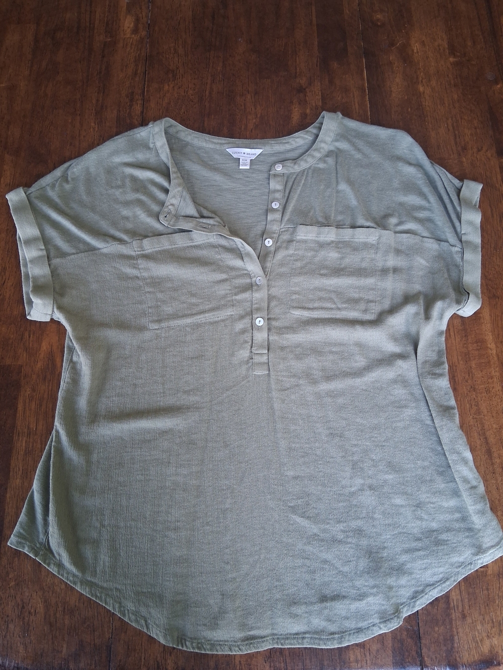 Soft V-Neck Button LUCKY BRAND Top - Size M in Olive Green